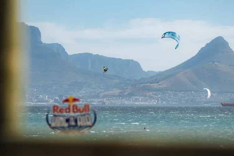Red Bull King of the Air 是全球指標性的風箏衝浪賽事，集結世界頂尖選手挑戰高度、難度與極限。業者提供