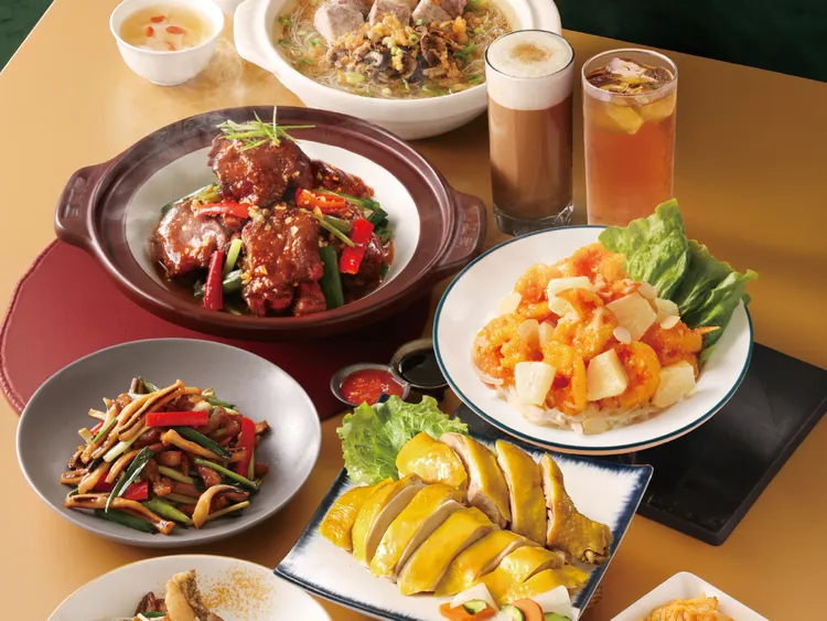 丰禾經典四人套餐，提供起家雞、醬香丰味酥豬腳、鳳梨尬蝦球等多道經典台味料理。王品集團提供
