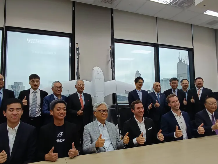 新纖與極現科技、瑞士醫療物流業者JEDSY三方共同簽署MOU，布局低空經濟。許麗珍攝