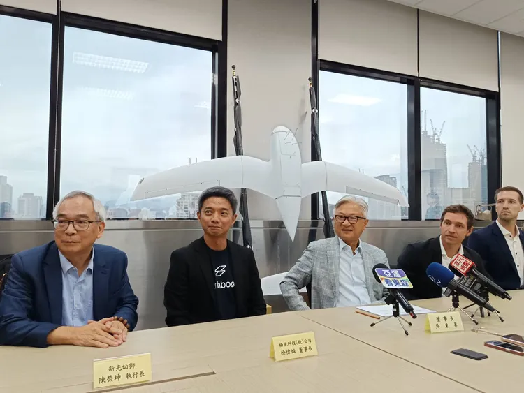 新纖與極現科技、瑞士醫療物流業者JEDSY三方共同簽署MOU，布局低空經濟共推無人機與醫療物流應。許麗珍攝