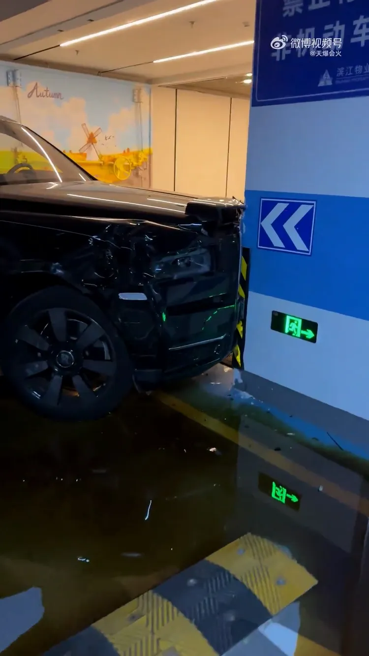 韓安冉的勞斯萊斯被車撞後又撞牆，車頭凹陷。翻攝天爆會火微博