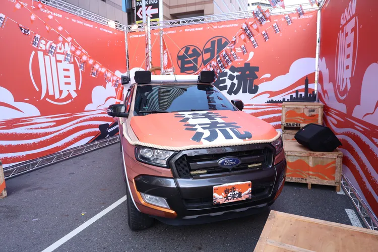前總統蔡英文送的「船舵」也被安裝在後座，未來沈伯洋將站上戰車挺進北市各選區。記者莊宗達攝
