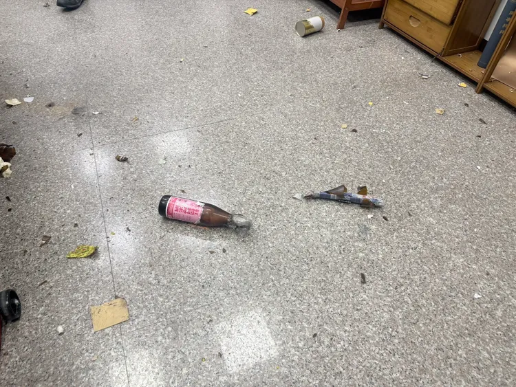 嫌犯朝商店投擲汽油彈造成爆炸，所幸沒有造成人員傷亡。民眾提供