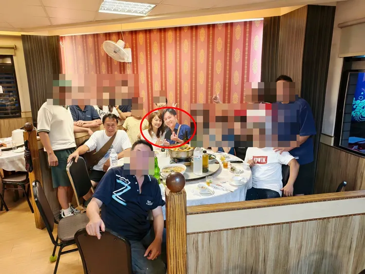 傅子純人形立牌陪伴遺孀身旁。翻攝游安順臉書