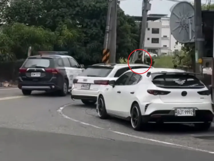 嫌犯下車逃跑。翻攝畫面