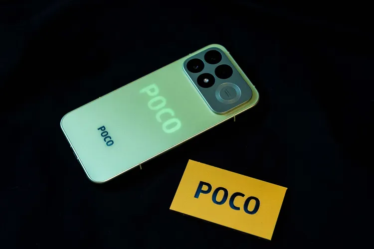 POCO F9 Pro極光綠首度採用全背蓋夜光設計，經光源照射後可在黑暗中發出柔和螢光，玩家也能自訂專屬夜光圖案。小米提供