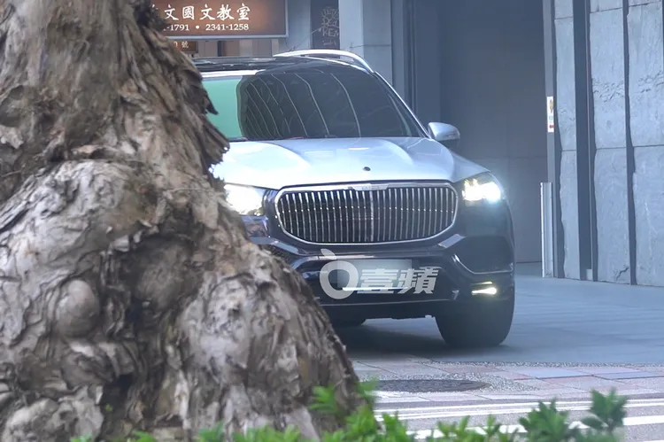 傍晚，范瑋琪再度出門接一雙寶貝兒子放學。特勤中心攝