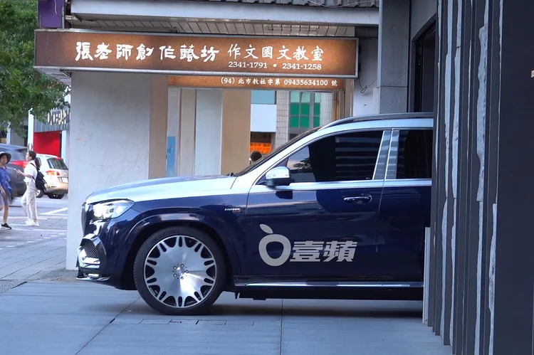 范瑋琪探望陳建州之後，搭賓士休旅車返家。特勤中心攝