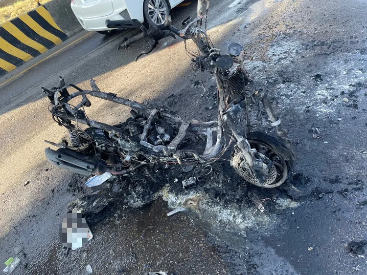 機車燒成廢鐵。楊梅警分局提供