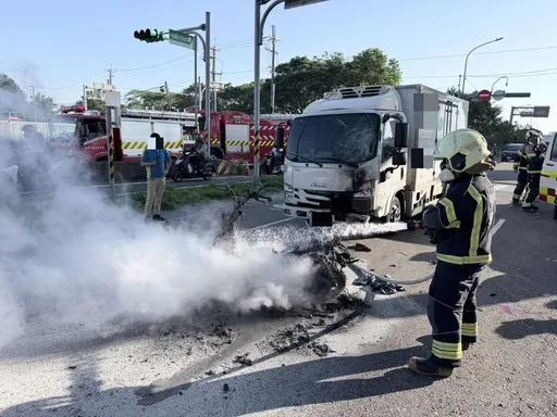 桃園新屋車禍！貨車撞機車瞬間起火　騎士送醫不治