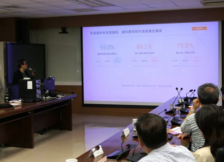 南服中心與臺師大3日舉辦「南部地區長者使用AI與全國分析發表會」，公布臺灣首份65歲以上長者全國性AI使用調查結果。翻攝畫面