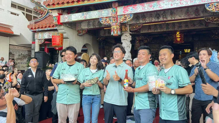 沈伯洋到台中元保宮參拜，獲贈包子、粽子及東泉辣椒醬。鮮明攝