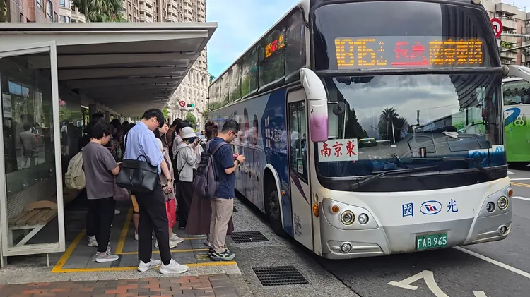 基隆往返雙北地區的客運，每到上下班時間總是一位難求。葉先鵬攝