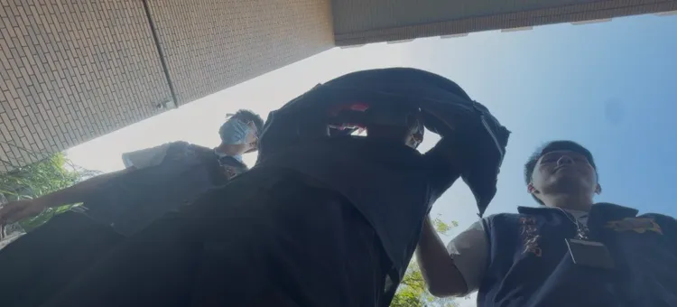 助張俊傑逃亡伍男移送北檢時，他拿外套遮臉，完全看不到長相。張欽攝
