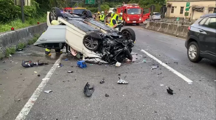 多元計程車清晨自撞護欄，導致車輛出現嚴重損毀。翻攝照片