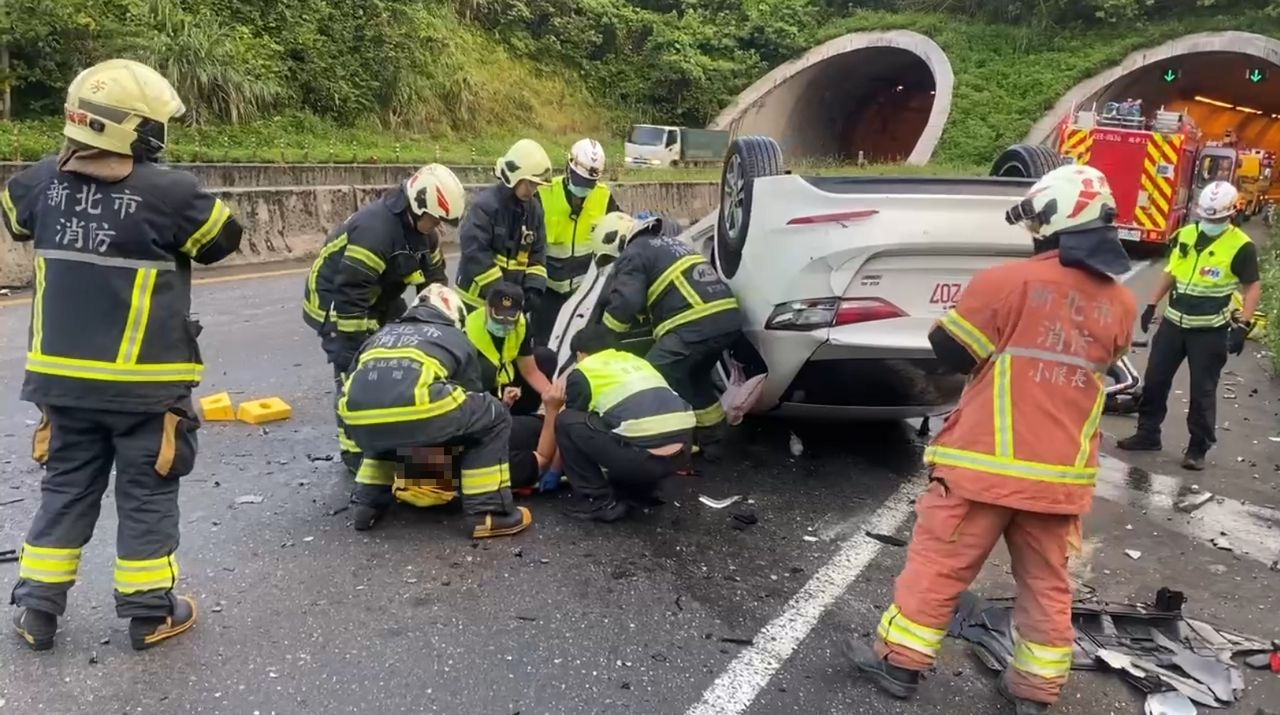 台62多元計程車自撞翻覆! 47歲駕駛一度受困