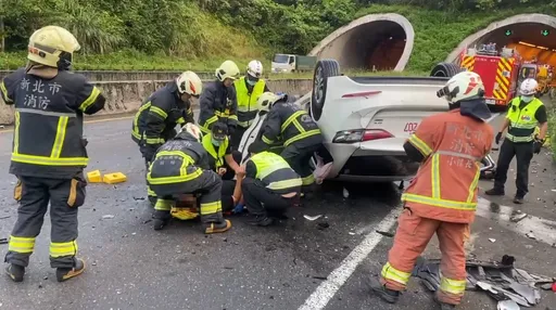 台62多元計程車自撞翻覆！ 47歲駕駛一度受困