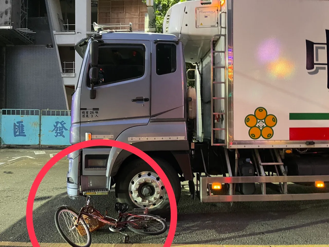 吸毒提神？土城大貨車司機恍惚上路　右轉輾斃單車婦現場慘狀曝