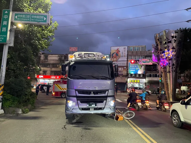 單車被撞後捲入車底，整個變形，55歲郭婦遭輾慘死。翻攝畫面