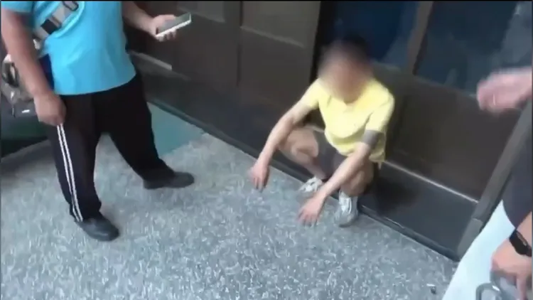 專案小組沒查到毒品，卻起出火力驚人的長槍，將送槍的張男、收槍的陳男送辦。海巡提供