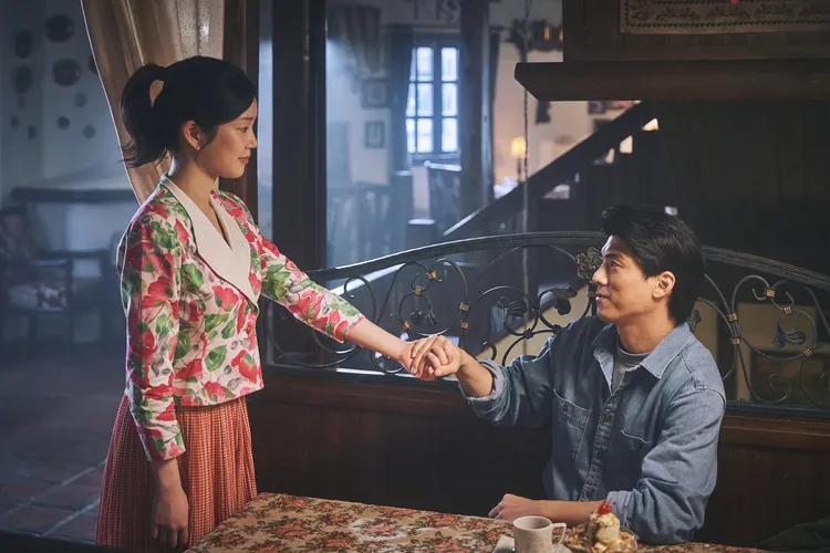 李侑菲（左）在戲中愛上流亡中的林哲熹亂世逃難譜出虐心戀曲。公視台語台提供