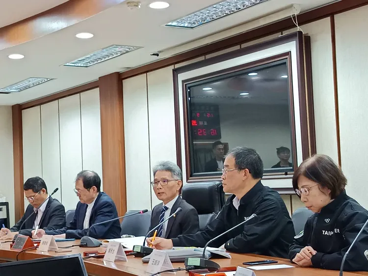 經濟部今於價費率審議會後，由次長賴建信對外召開記者會。許麗珍攝