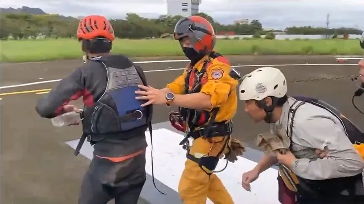 2名泛舟客被送到竹山消訓中心。空勤總隊提供