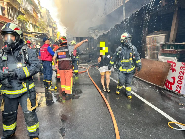 起火點疑似位於金紙店。翻攝畫面