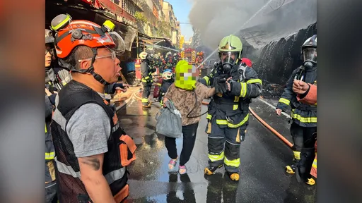 連假首日大火！新莊金紙店、早餐店陷火海　14人送醫