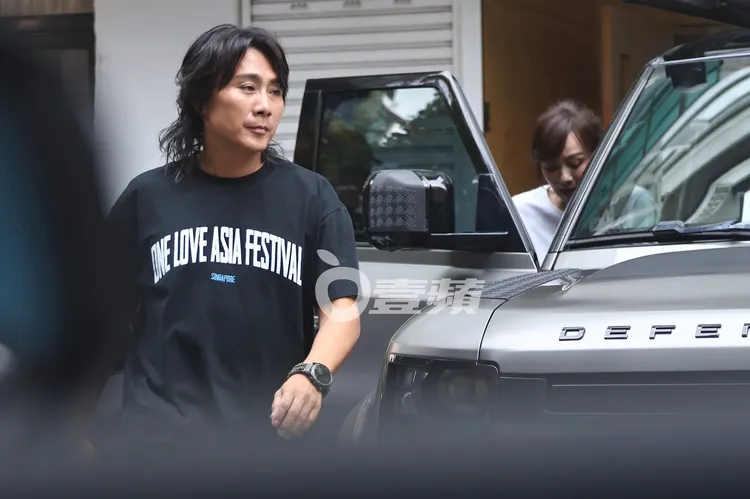 王仁甫駕駛305萬元起的Land Rover Defender，載季芹離開蘆洲攝影棚。特勤中心攝