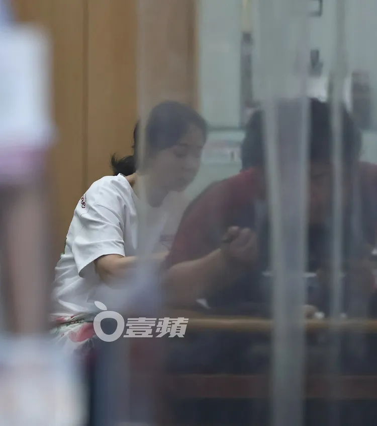 王仁甫載季芹到「宜蘭北門傳承蒜味肉羹」用餐。特勤中心攝