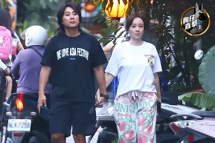 王仁甫（左）與季芹夫妻倆牽手壓馬路超閃。特勤中心攝
