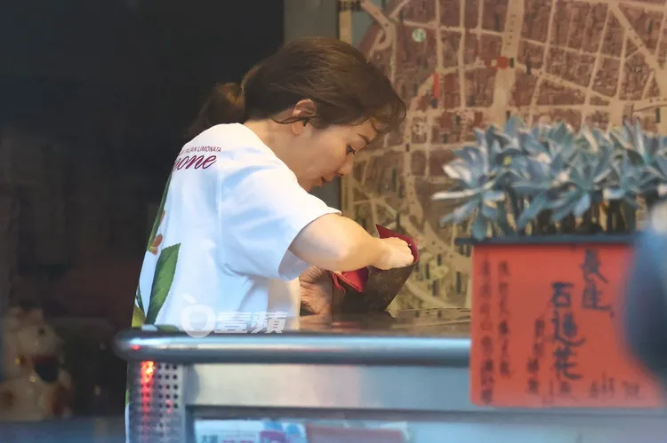季芹點了杯綠豆沙牛奶準備結帳。特勤中心攝
