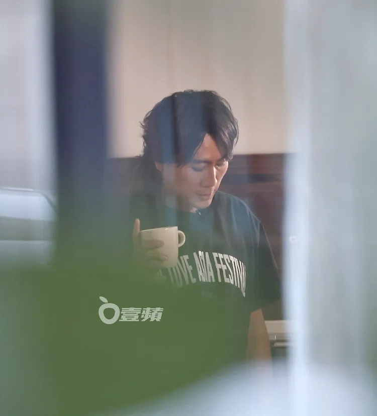 王仁甫在蘆洲的攝影棚認真拍攝。特勤中心攝