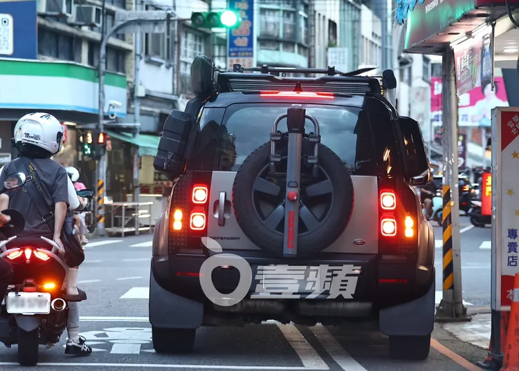 王仁甫在路口突然停下，放季芹下車買北門綠豆沙牛乳。特勤中心攝