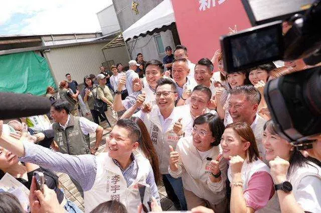「媽媽議員」是陳乃瑜4年問政的重要出發點，從孩子出生前的孕產照顧、疫苗補助，到托嬰、托幼、校園安全及營養午餐，都是她關心質詢的重點。服務處提供
