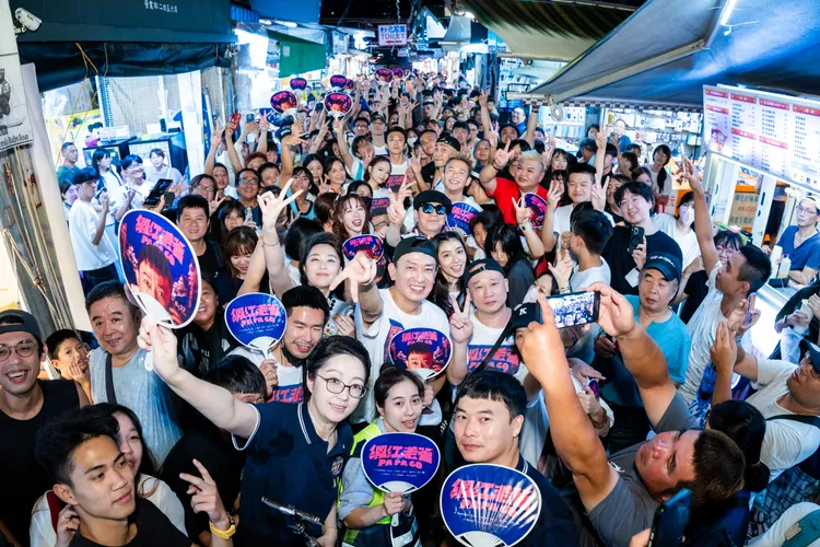 《網紅老爸》主創前進高雄瑞豐夜市謝票。曼尼娛樂提供