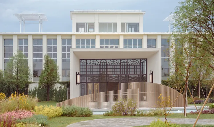 芳庭路壹號莊園建物門口挑高，大面玻璃引進自然日光，用Art Deco風格的呈現質感宴會的氛圍 。雲品國際提供