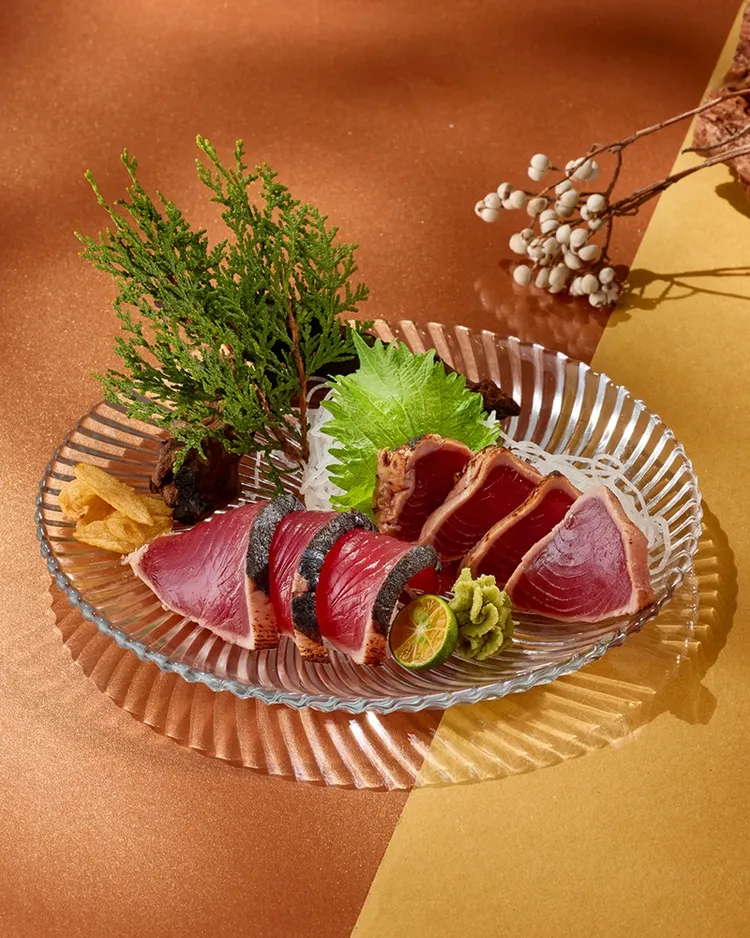 即日起至12/31，於「藝奇」內用消費套餐，加價139元可將套餐刺身升級為「炙燒鰹魚盛合」。王品集團提供
