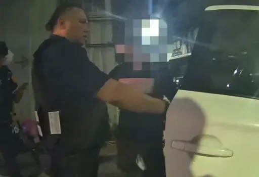 新北警巡邏查BMW贓車！2男躲進鐵皮屋被活逮　搜出空氣長槍、安毒、失竊車