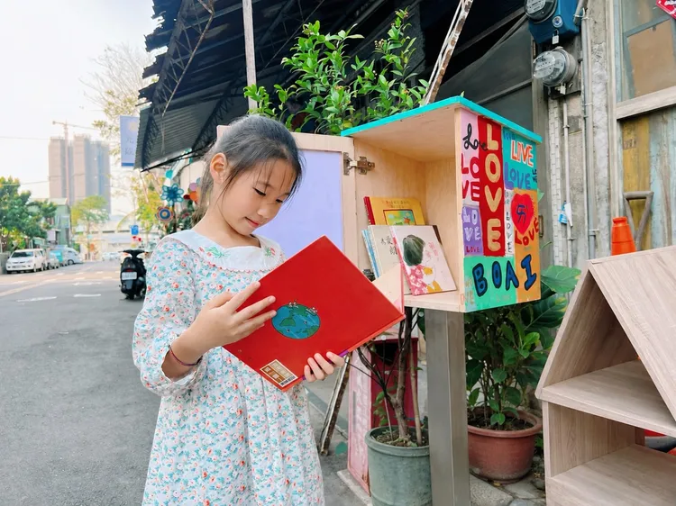 謝錫元發揮插畫專長，帶領手繪「巷弄書屋」，讓色彩鮮明的小書屋成為街角風景。翻攝畫面