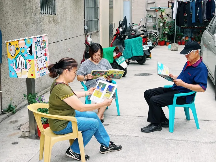 謝錫元發揮插畫專長，帶領手繪「巷弄書屋」，讓色彩鮮明的小書屋成為街角風景。翻攝畫面