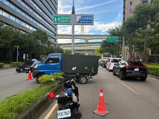 粗心司機忘拉手煞車「小貨車跑了」！　尷尬卡分隔島害雙向車道塞2小時
