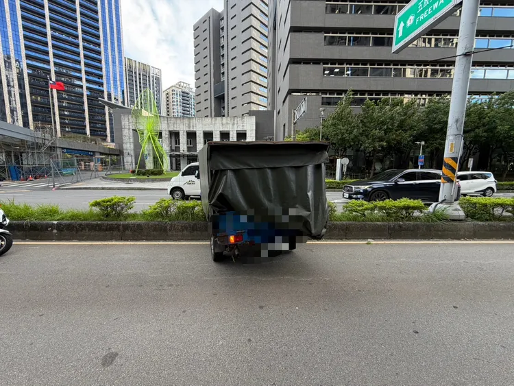 小貨車驚險倒退嚕，幸好過程穿越街道馬路，沒有撞到人車。翻攝畫面