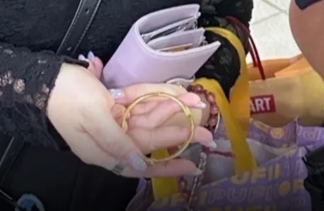 金手鐲具有特殊紀念意義的珍貴物品，遺失時逼哭女子。翻攝畫面