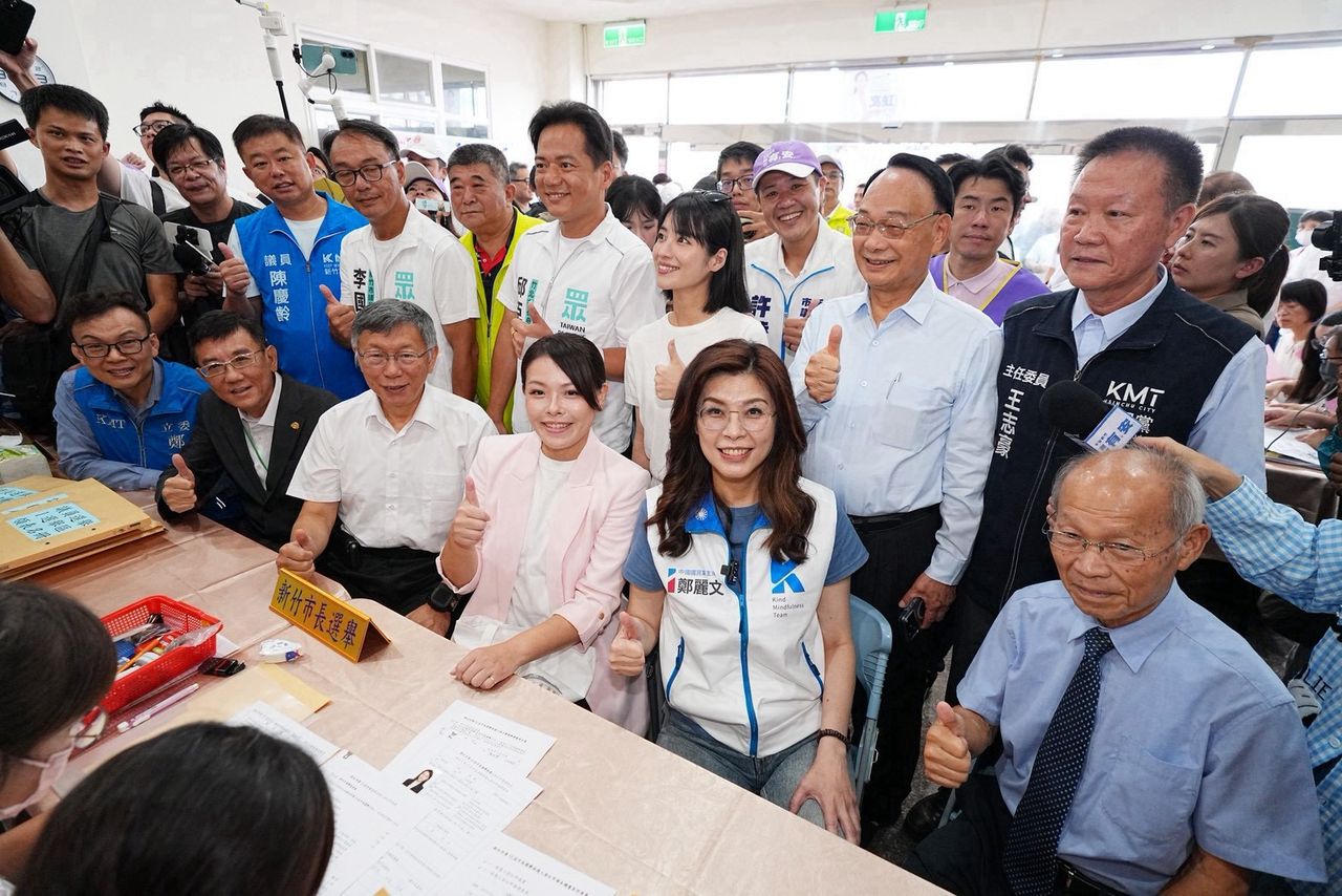 藍白大咖力挺!高虹安率先完成市長連任登記 展團結氣勢