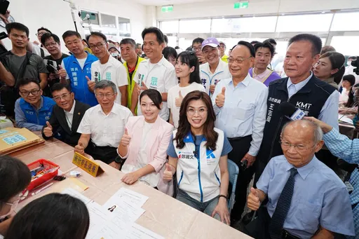 藍白大咖力挺！高虹安率先完成市長連任登記　展團結氣勢