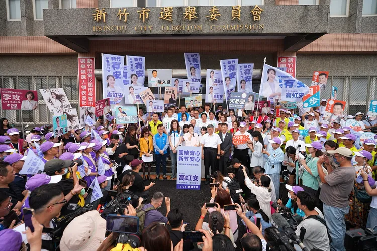 尋求連任的新竹市長高虹安，2日上午11時在民眾黨創黨主席柯文哲、國民黨主席鄭麗文、立委鄭正鈐、議長許修睿、前新竹市長林政則、許明財等人陪同下，至新竹市選委會完成競選登記。高虹安團隊提供
