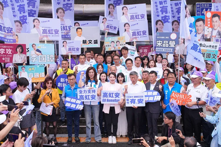 尋求連任的新竹市長高虹安，2日上午11時在民眾黨創黨主席柯文哲、國民黨主席鄭麗文、立委鄭正鈐、議長許修睿、前新竹市長林政則、許明財等人陪同下，至新竹市選委會完成競選登記。高虹安團隊提供