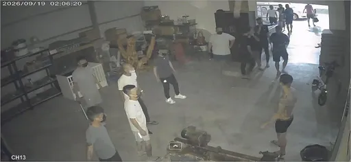 南投10多名惡煞持刀槍闖民宅尋仇　刺青男被撞傷跛腳抵抗